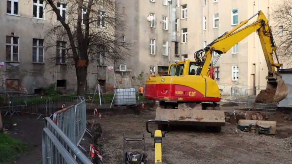 Trwa modernizacja podwórza w kwartale Szkolnej (źródło: UM Legnica)