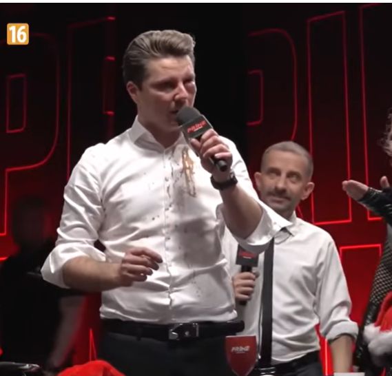 Piotr Korczarowski w brudnej koszuli