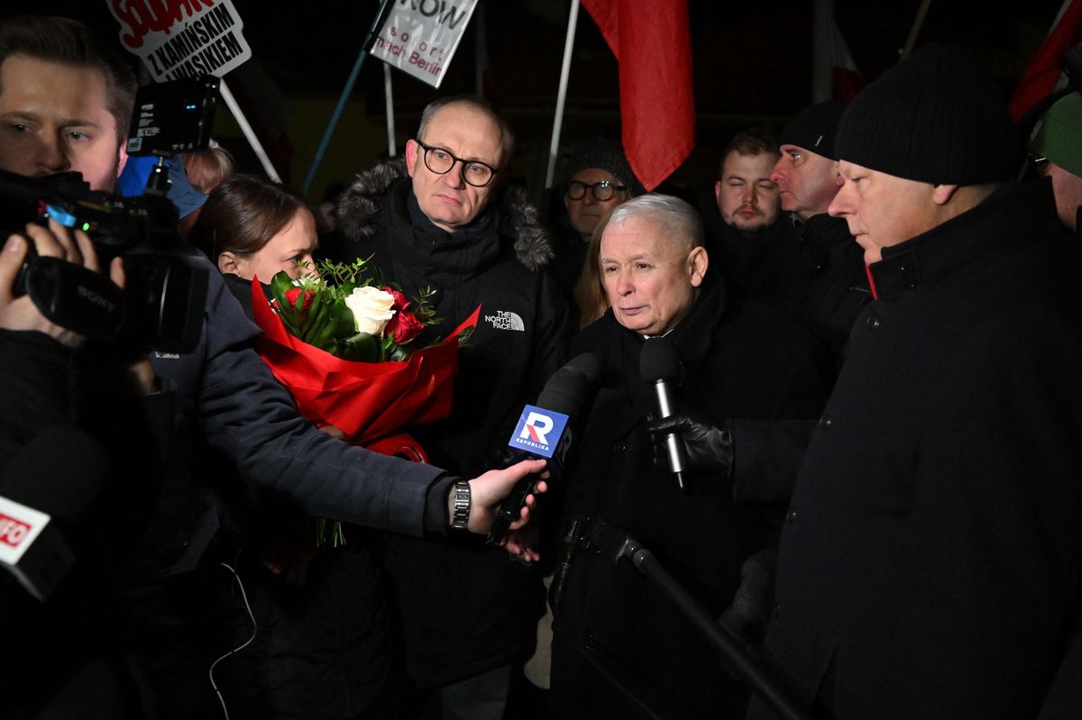 Jarosław Kaczyński podczas manifestacji przed Aresztem Śledczym w Radomiu, gdzie przebywa Mariusz Kamiński