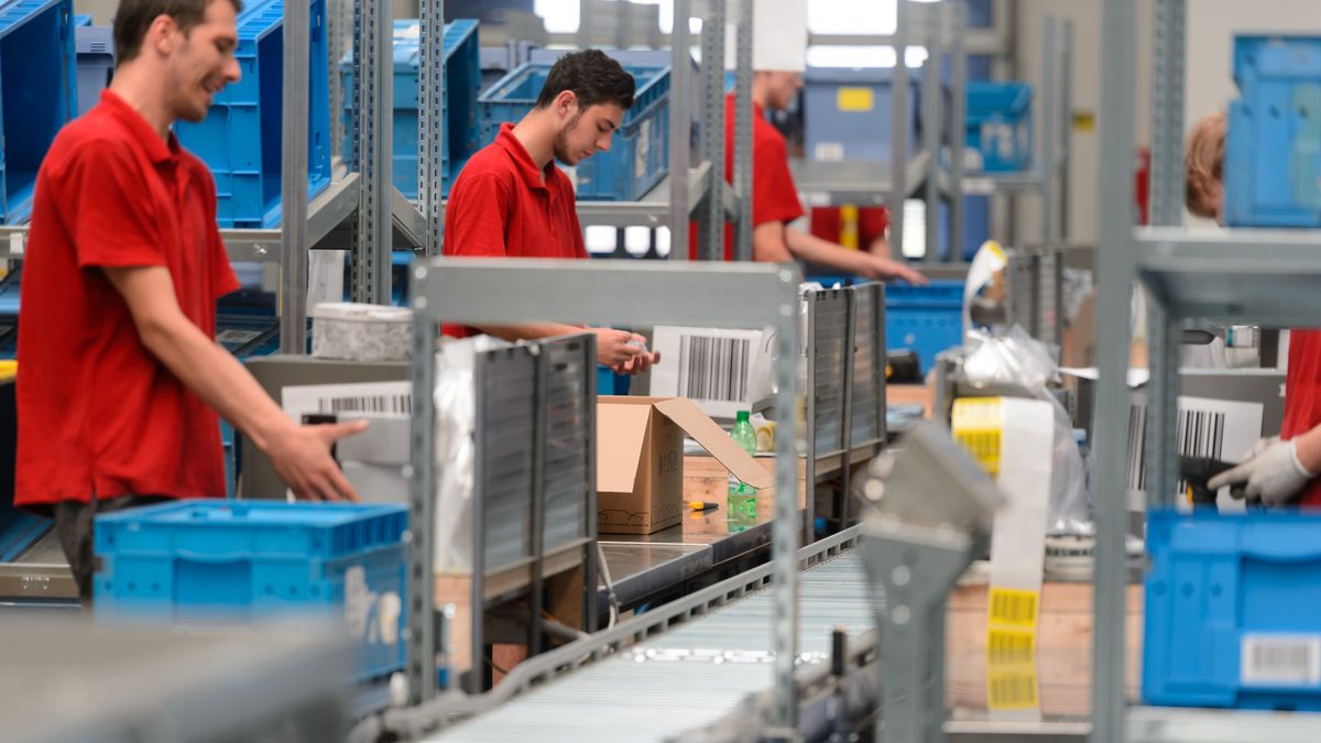 otwarcie
Komorniki, 24.07.2015. Nowe Centrum Dystrybucyjne Volkswagen Group Polska w Komornikach pod Poznaniem, otwarte 24 bm. (jk/mr) PAP/Jakub Kaczmarczyk
Jakub Kaczmarczyk
centrum dystrybucyjne, hala, hale, linia pakownicza, logistyka, magazyn, motoryzacja, pracownik pracownicy, przemys�, Volkswagen, VW