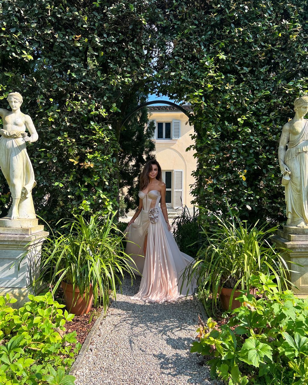 Natalia Siwiec w prześwitującej sukience na weselu