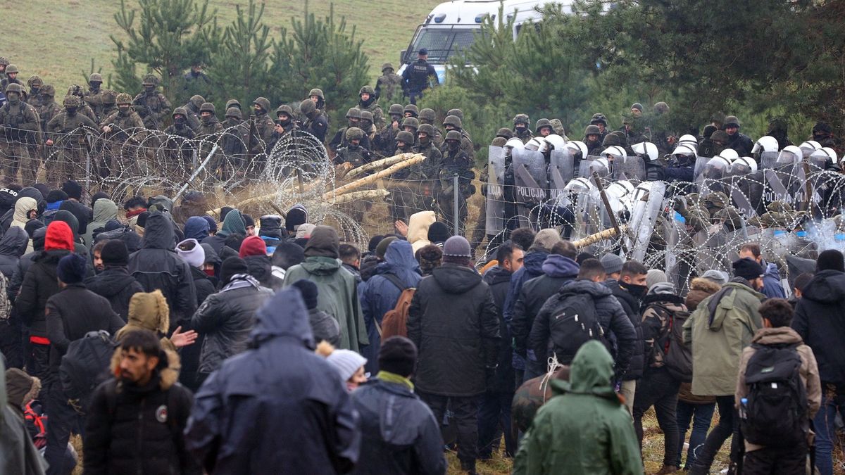 Refugees wait at Polish-Belarusian borderBELARUS - NOVEMBER 09: Irregular migrants continue to wait at the Polish-Belarusian border on November 09, 2021 in Belarus. Thousands of irregular migrants are facing desperate conditions as they continue waiting at the Polish-Belarusian border, hoping to cross onto EU soil. After crossing the Bruzgi border point in Grodno, Belarus on Monday, the immigrants â most of them from Iraq â came to the Polish border to spend Tuesday night. Nearly 2,000 immigrants, including many women and children, stayed in tents they set up in front of the border fences in the forested area. (Photo by Stringer/Anadolu Agency via Getty Images)Anadolu Agencyborder