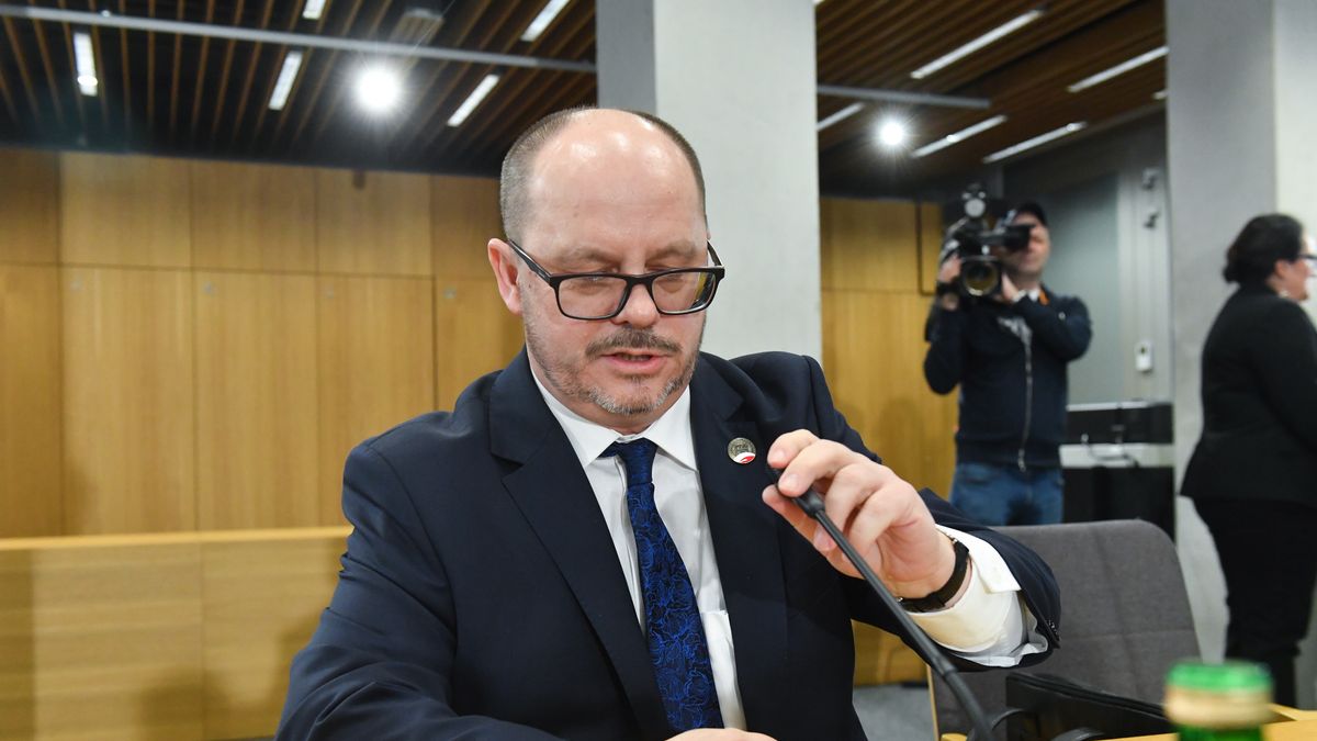 Przemysław Sypniewski w trakcie przesłuchania przez komisję wyborczą ds. wyborów kopertowych