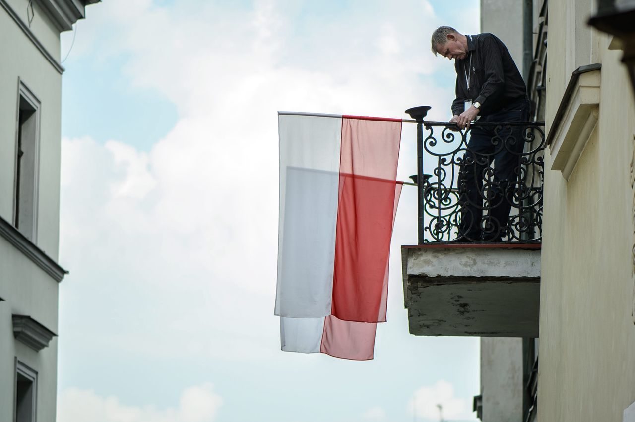 Jak wywiesić flagę Polski? Nieuwaga może skutkować mandatem