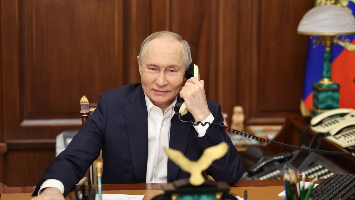 Russian President Vladimir Putin speaks on the phone with Arina Porkhal, a girl from Gorlovka in the Donetsk region, as part of the 'Christmas Tree Wish' nationwide charity campaign, fulfilling children's Christmas wishes, in Moscow, Russia, on 07 January 2025. Russians celebrate Christmas on 07 January, according to the Russian Orthodox Julian calendar. EPA/ALEXANDER KAZAKOV / KREMLIN / POOL MANDATORY CREDIT Dostawca: PAP/EPA.