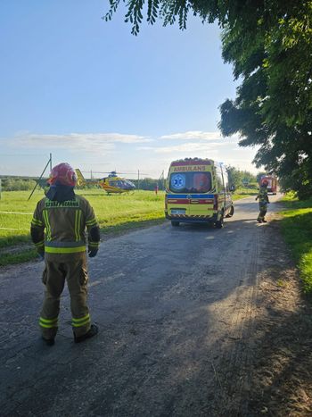 Motocyklista uderzył w dzieci idące poboczem. Lądował śmigłowiec LPR