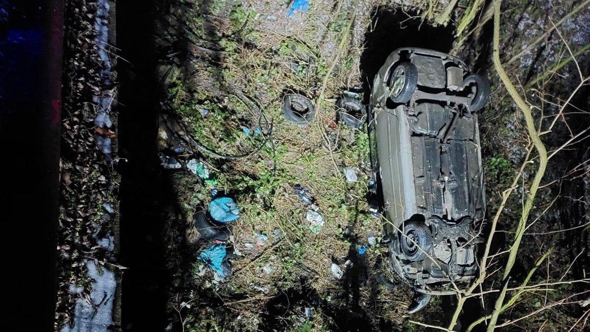 Przebił bariery i spadł z mostu. Samochód w wąwozie 