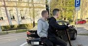 Jechali hulajnogą elektryczną w Rzeszowie. Szuka ich policja