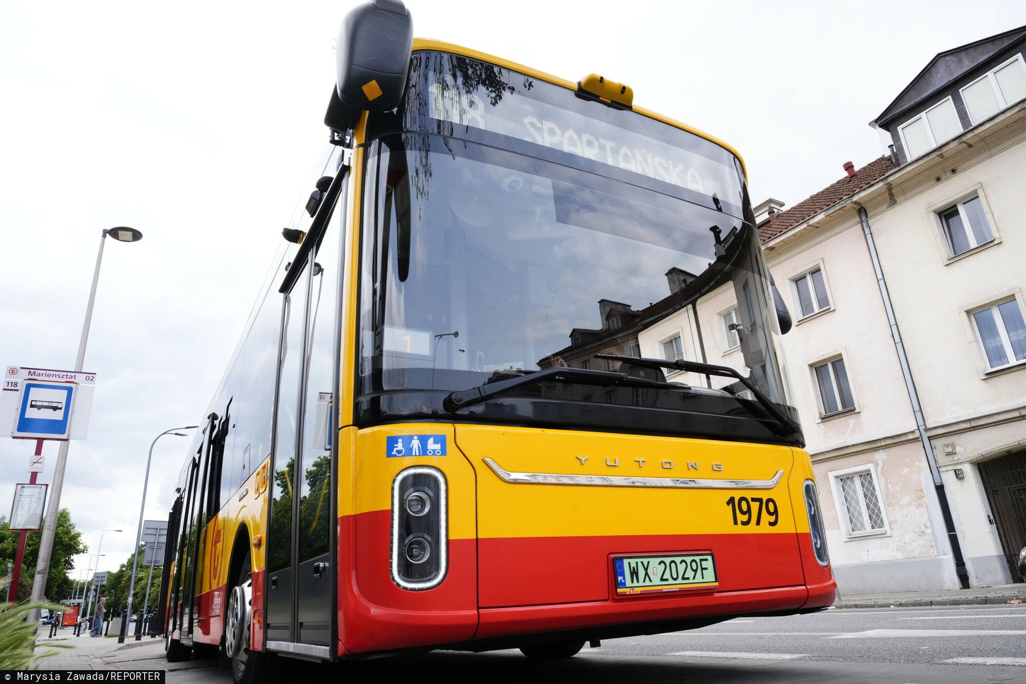 Elektryczny chiński autobus Yutong na ulicach Warszawy