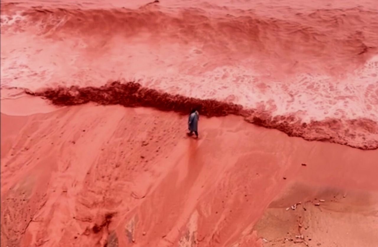 Spektakularny widok na irańskiej plaży. Woda przybrała krwisty kolor