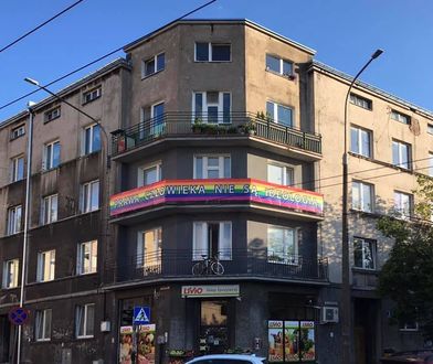 Powiesił tęczowy baner na kamienicy. Musiał zainstalować monitoring