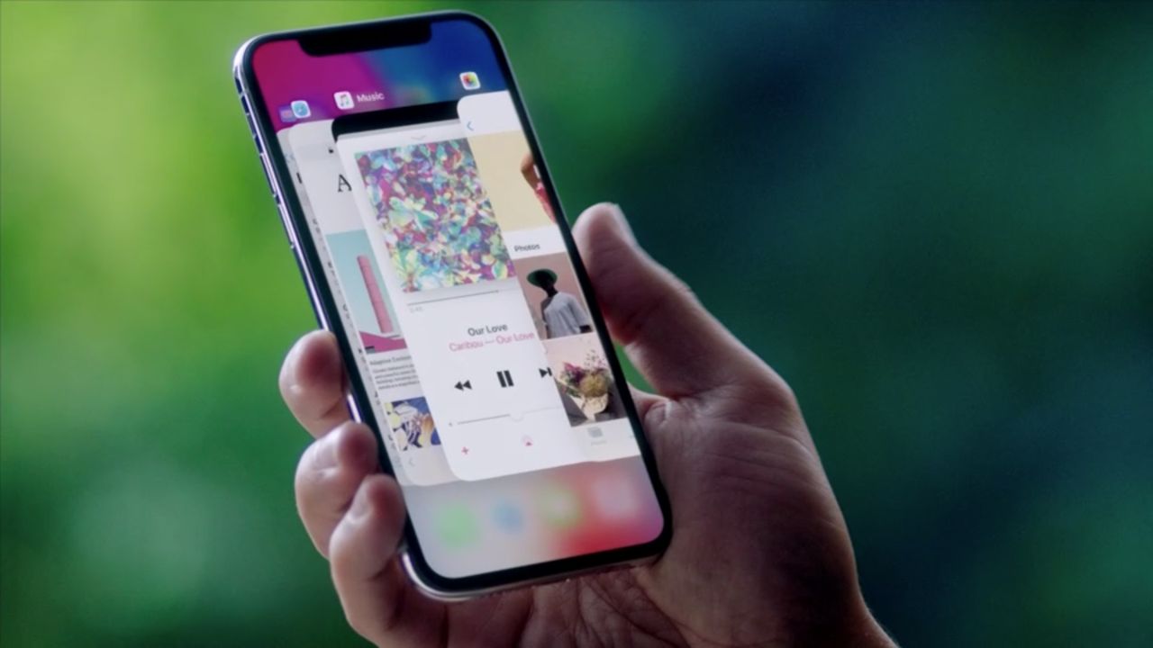 iPhone X z kontrowersyjnym wcięciem w górnej części ekranu.