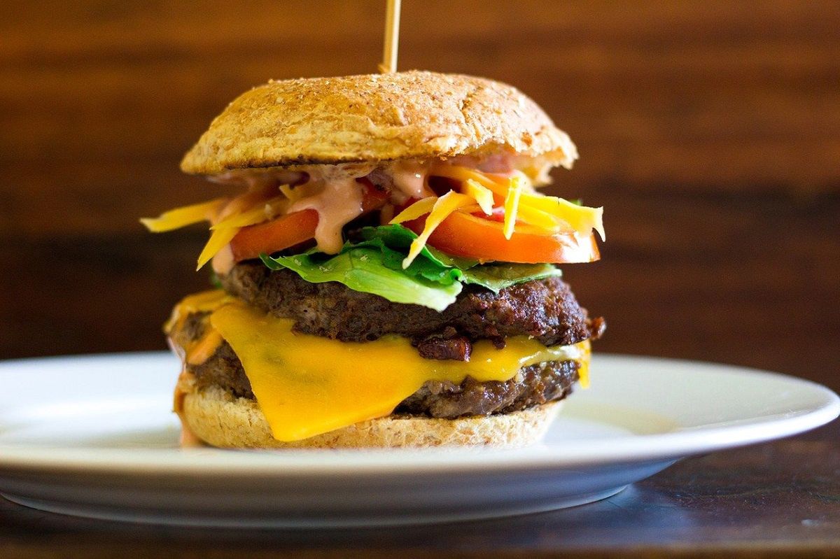 Domowe burgery są najlepszym pomysłem na szybki i sycący obiad. 