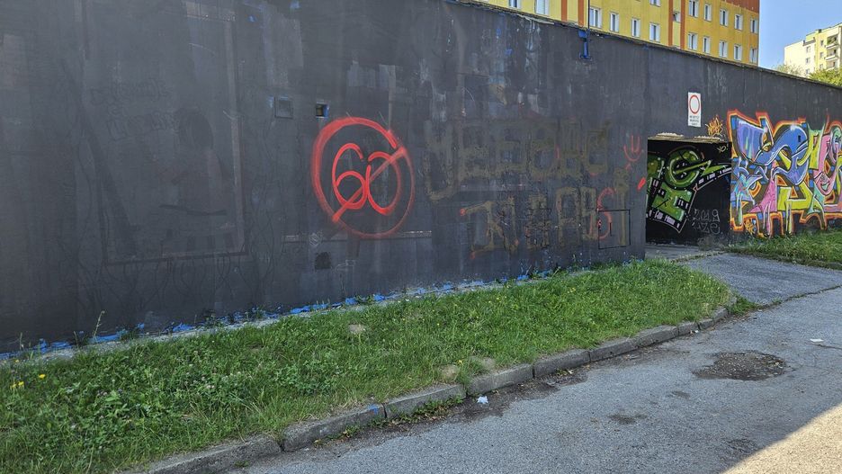 Mural Wdzięczności w Lublinie zamalowany czarną farbą