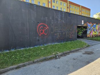 Lublin: Wielki Mural Wdzięczności zamalowany czarną farbą. "Krew mnie zalała, jak to zobaczyłem"