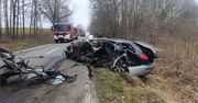 Komorowo Żuławskie: Audi z ogromną siłą uderzyło w przydrożne drzewo