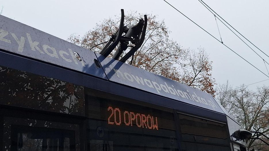 Złamany pantograf w tramwaju linii 20.
