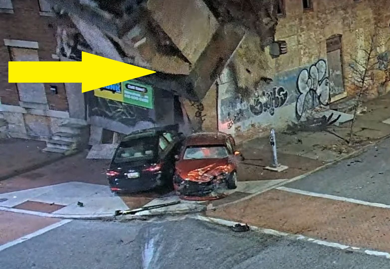 Ściana budynku runęła po uderzeniu auta. Policja pokazała wideo z wypadku
