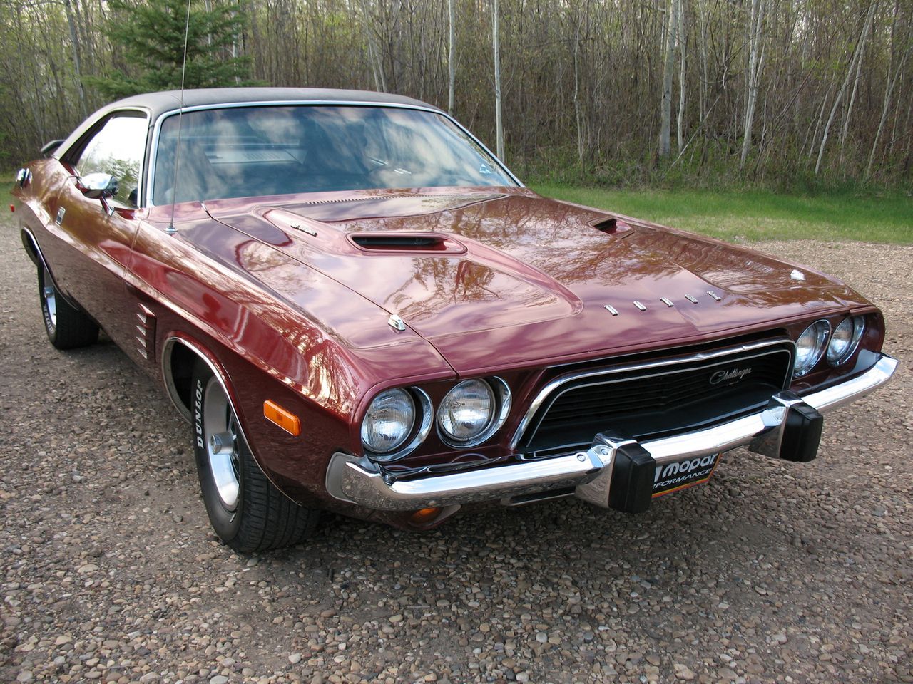 1974 Dodge Challenger (fot. static.cargurus.com)