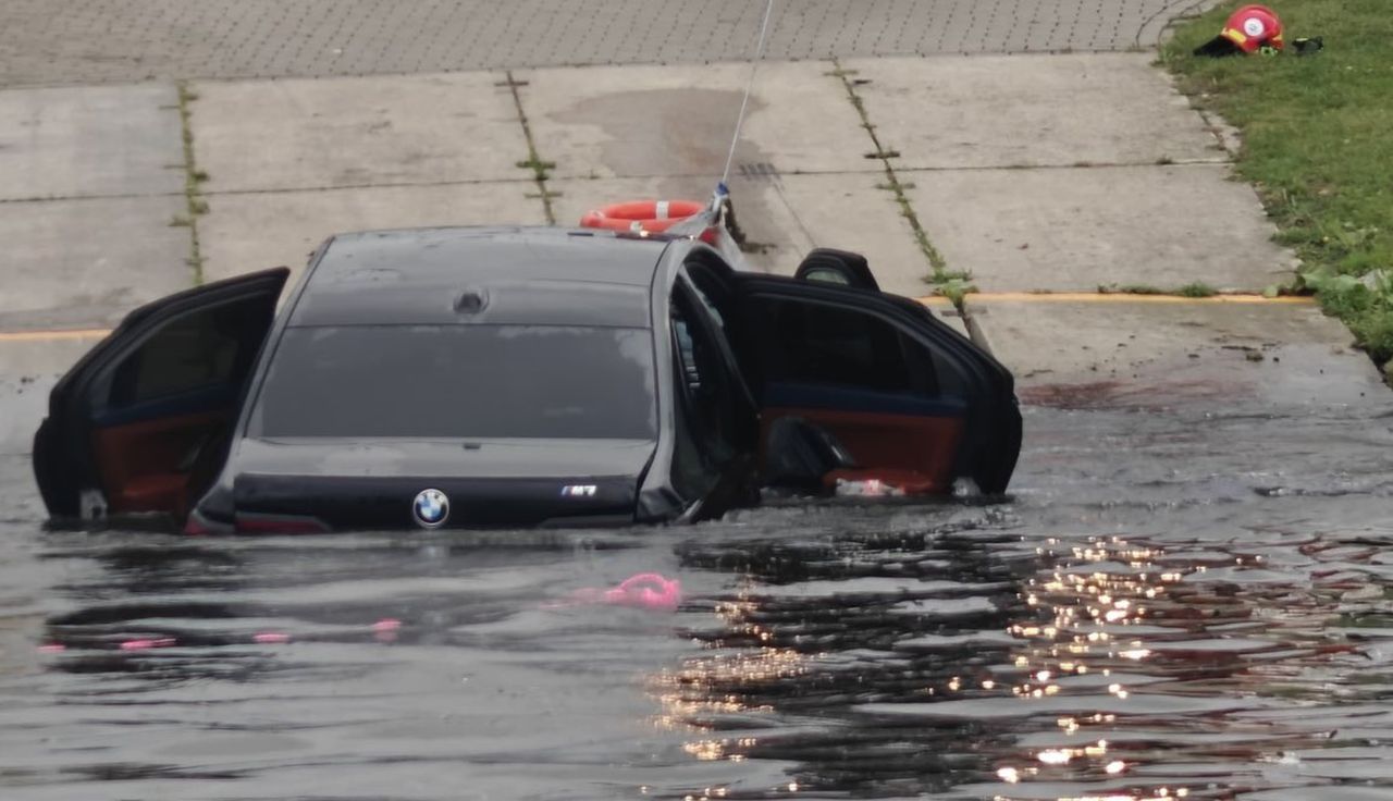 To nie fotomontaż. Bmw za setki tysięcy w wodzie