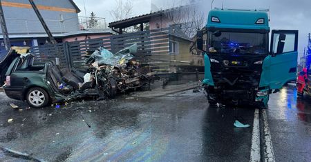 Autem kierowała 27-latka. Trzy osoby nie żyją. Tragedia o poranku