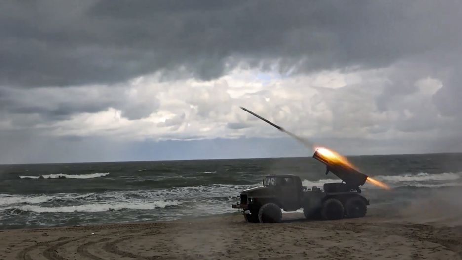 A handout still image taken from handout video provided on 13 September 2025, by the Russian Defence ministry press-service shows a BM-21 Grad multiple rocket launcher of the Baltic Fleet's anti-saboteur unit taking part in the Zapad-2025 (West-2025) joint military drills of the Russian and Belarus armed forces at an undisclosed location in Russia. EPA/RUSSIAN DEFENCE MINISTRY PRESS SERVICE / HANDOUT HANDOUT EDITORIAL USE ONLY/NO SALES Dostawca: PAP/EPA.