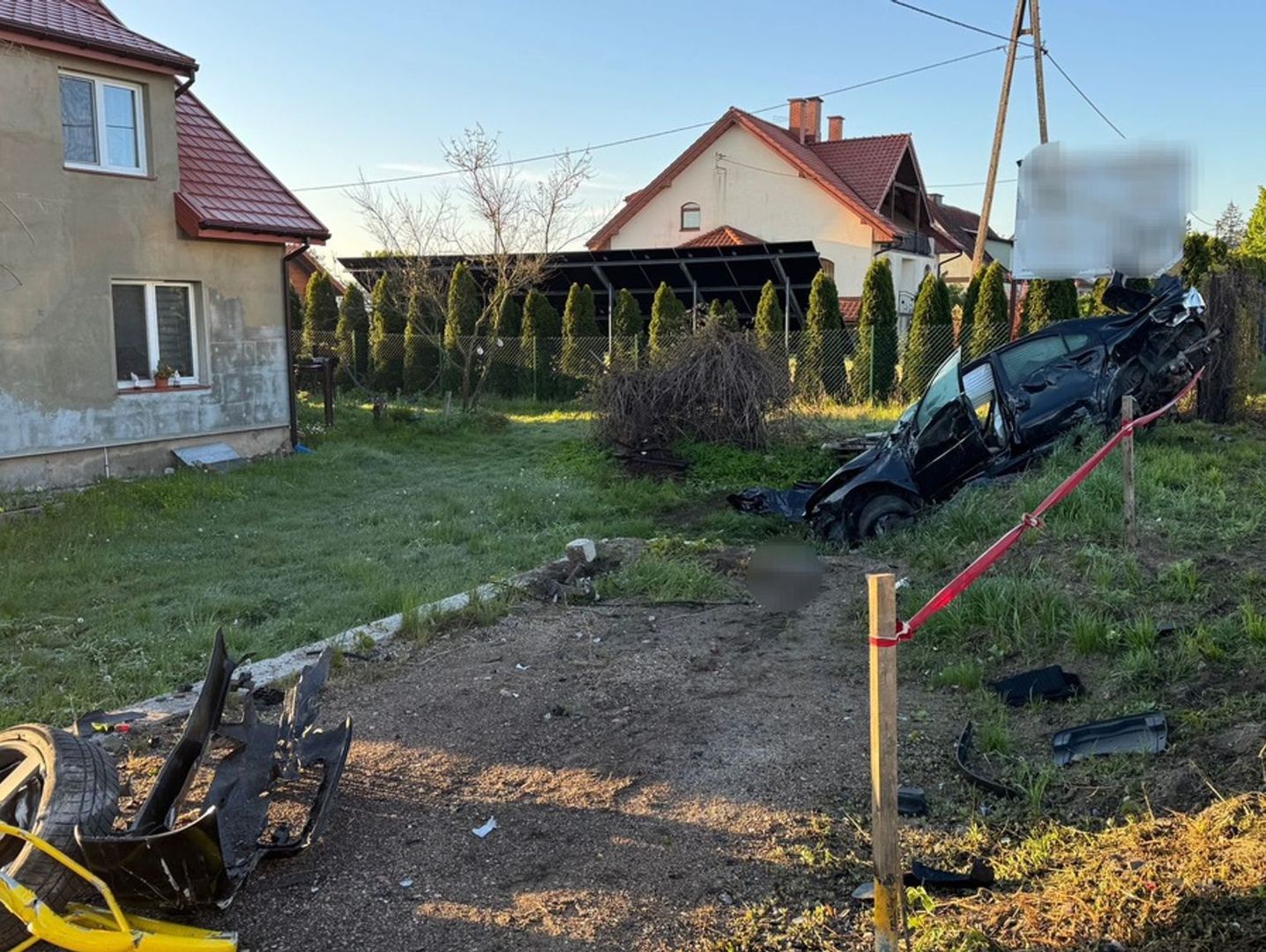 Tragiczny wypadek w Pieckach. Volvo wypadło z drogi i śmiertelnie potrąciło pieszego. Sprawca był nietrzeźwy