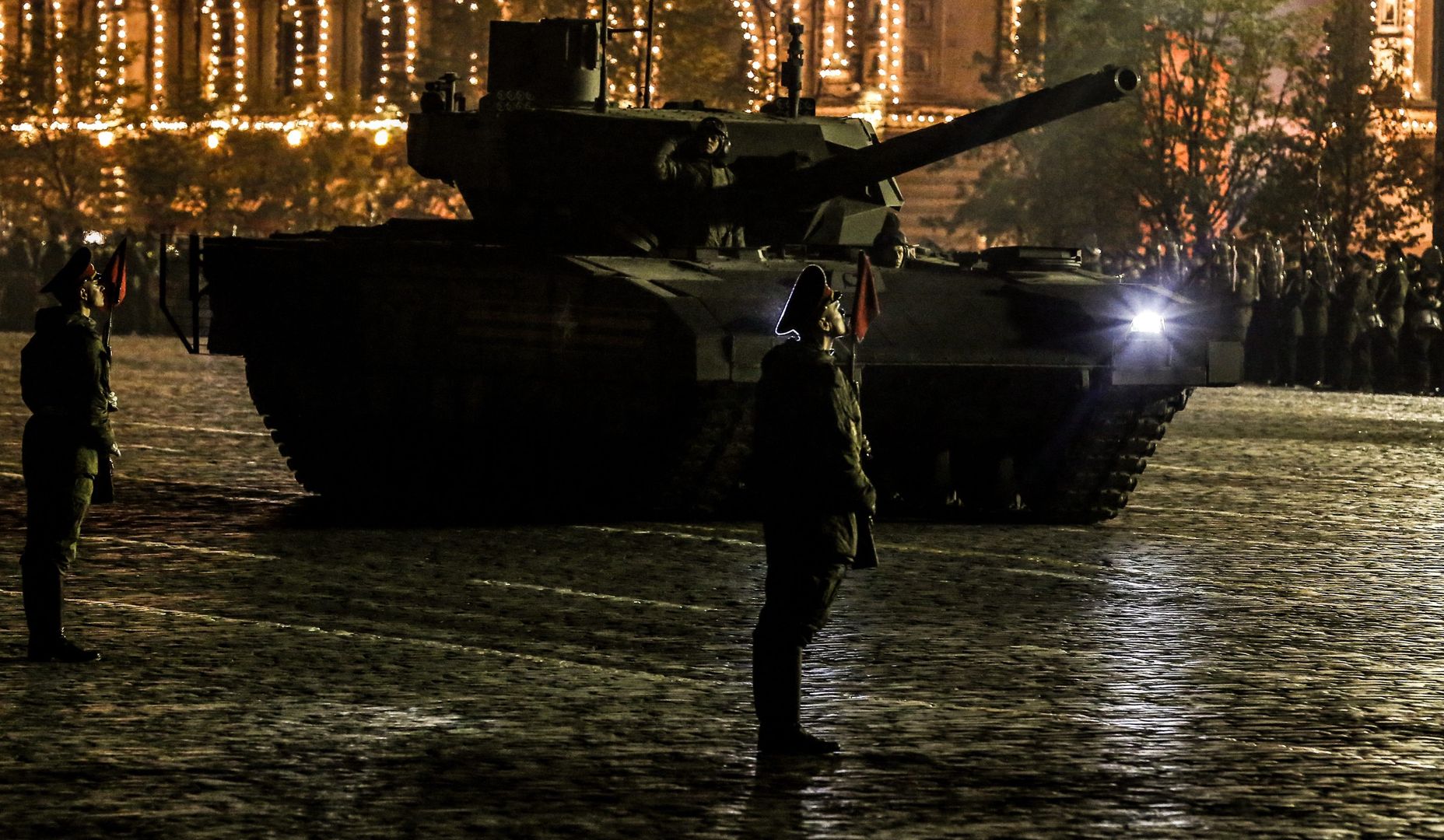 Czołg T-14 Armata na paradzie zwycięstwa na Placu Czerwonym w Moskwie w 2016 r.