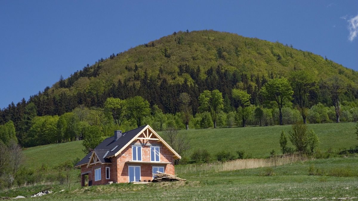 Polska PZiem
PHOTO: PRZEMYSLAW ZIEMACKI/EAST NEWS 
budowa domu jednorodzinnego, problemy ekologiczne w gorach, budownictwo jednorodzinne przy granicy Snieznickiego Parku Krajobrazowego, Sudety; house-building, ecological problems, building nest to Snieznik Landscape Park, Sudety Mountains
PRZEMYSLAW ZIEMACKI