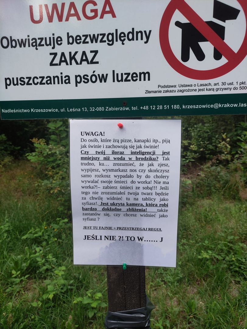 Nietypowa kartka zawisła na słupie w podkrakowskim lesie