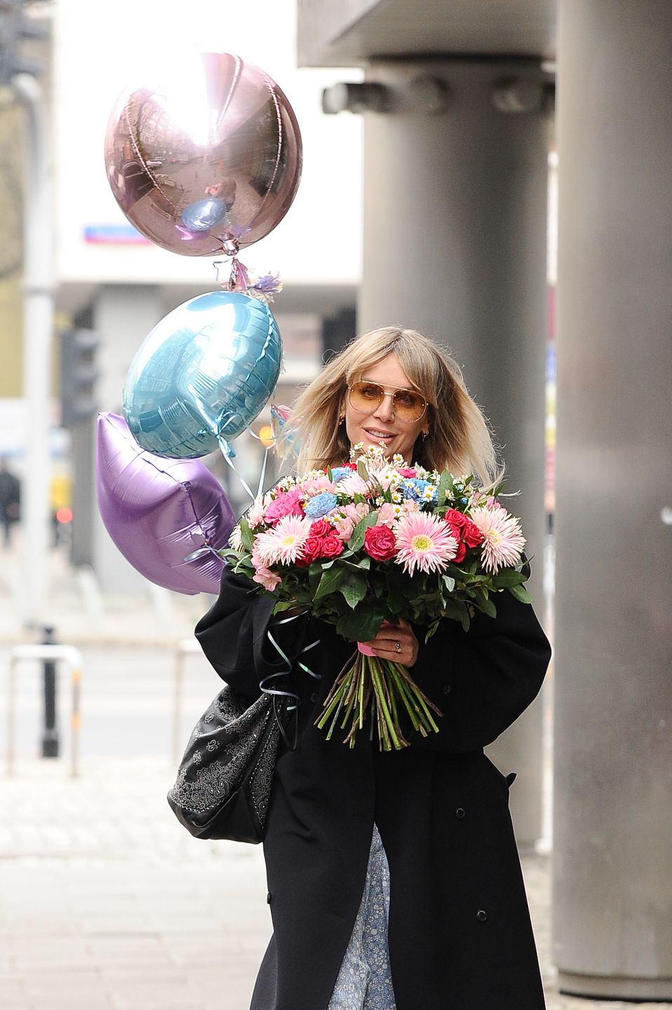 Świętująca 44. urodziny Agnieszka Woźniak-Starak z kwiatami i balonami przed studiem DD TVN