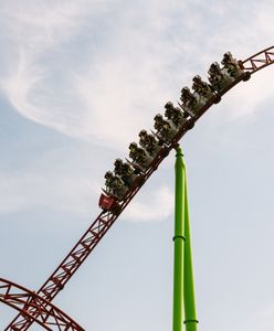 Horror w parku rozrywki. Weszła na tor po telefon, potrąciła ją kolejka