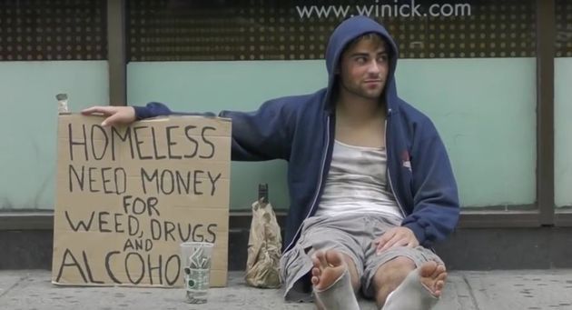 Bezdomny ojciec na ulicach Nowego Jorku. Nietypowy projekt Youtubera