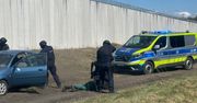 Włocławek: Służby w akcji przy zakładzie karnym. Na niebie dron, na ziemi zatrzymanie