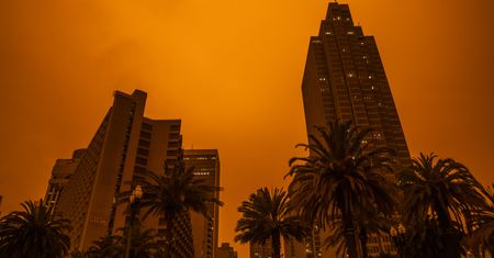 Pomarańczowe niebo w San Francisco. "Wieczny zachód Słońca"