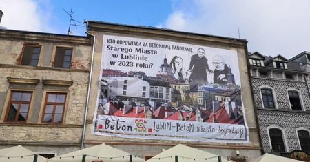 Wielki baner na kamienicy Starego Miasta z hasłem „Lublin – Beton miasto degradacji”. Jedna z karykatur przedstawia prezydenta Lublina