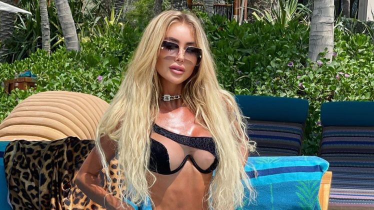 Julia Dybowska chwali się zdjęciami na jachcie