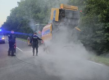 Policjanci w akcji: ugasili palące się maszyny rolnicze