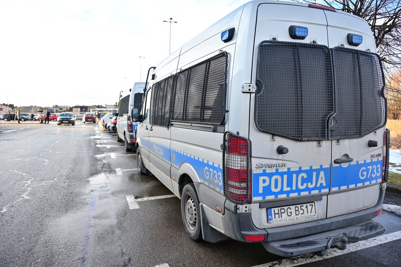 Policja z Krakowa wysłała na ulice miasta wzmożone patrole, analizowany jest też monitoring. Pojawiły się doniesienia o mężczyźnie, który zaczepia dzeici