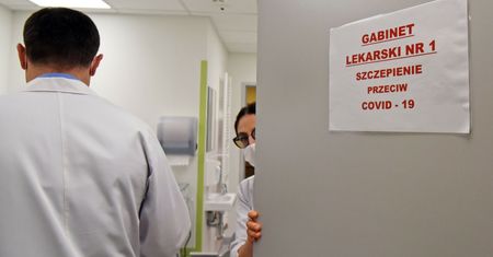 Zaszczepiony poza kolejką? Mąż szefowej klubu PiS zabiera głos. "Nie byłem szczepiony jako członek rodziny"