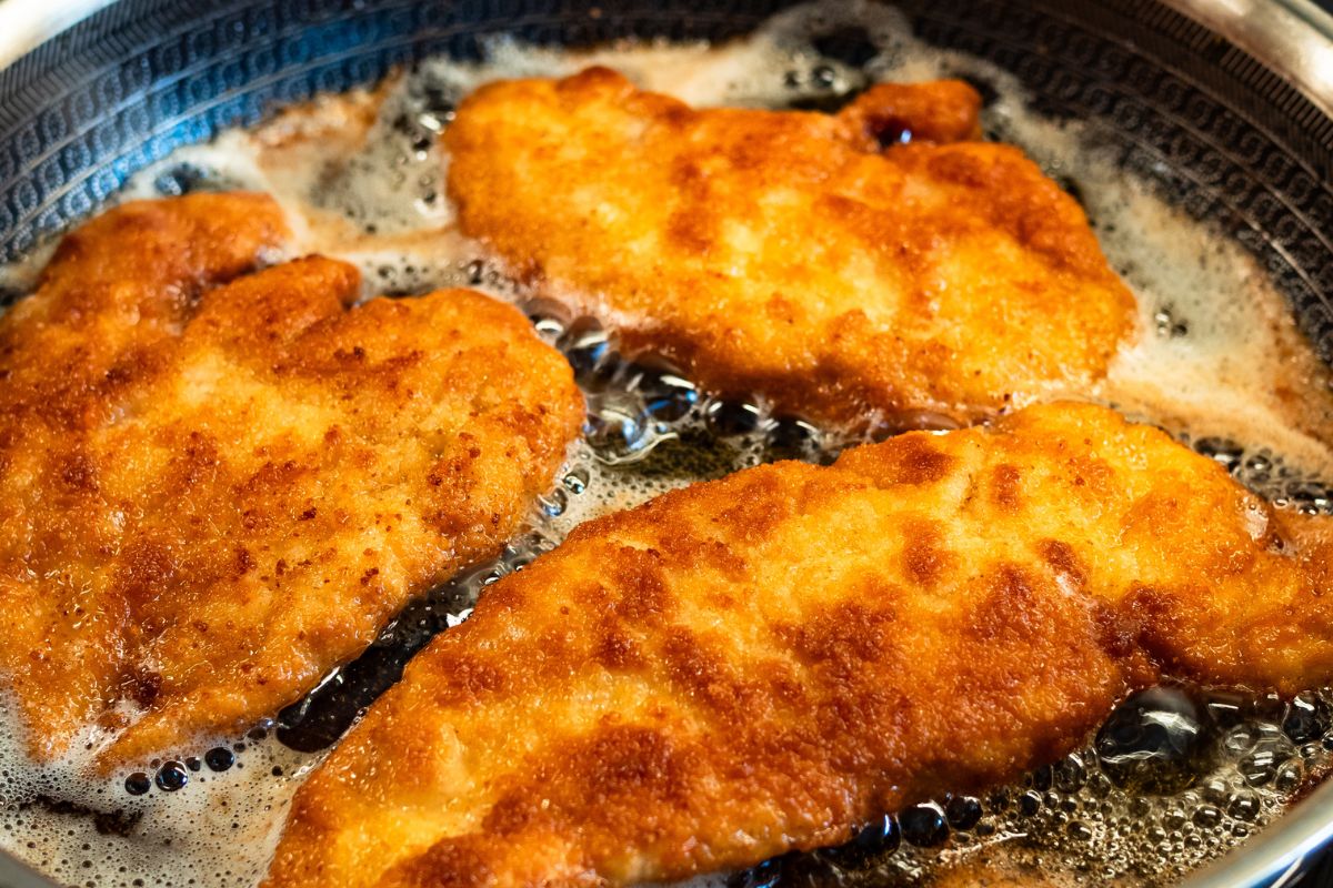 Posyp patelnię przed smażeniem kotletów. Olej nie pryśnie nawet kropelką