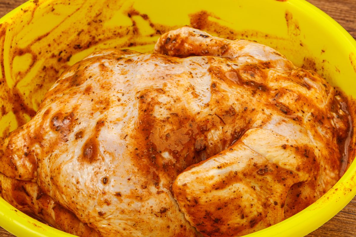 Marynowanie kurczaka to niezbędny etap przed pieczeniem