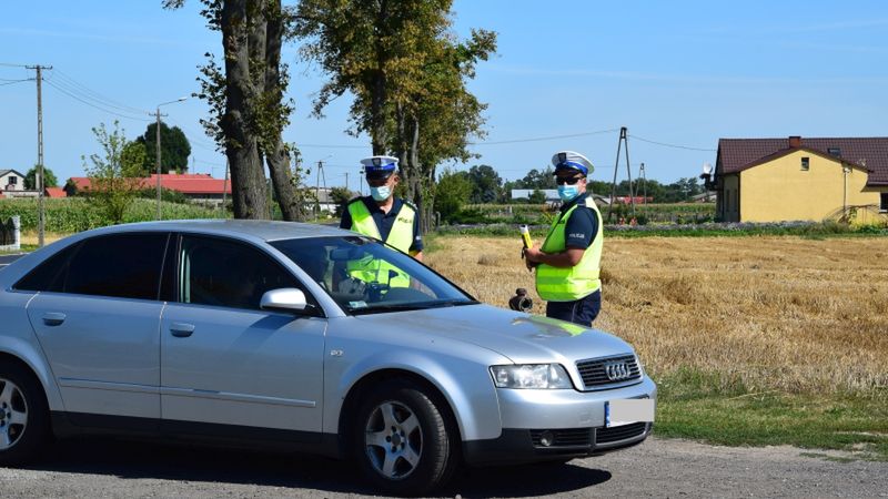 Brawura i bezmyślność kierowców wzrosły. Najwyraźniej mandaty nie są w stanie przestraszyć kierowców.