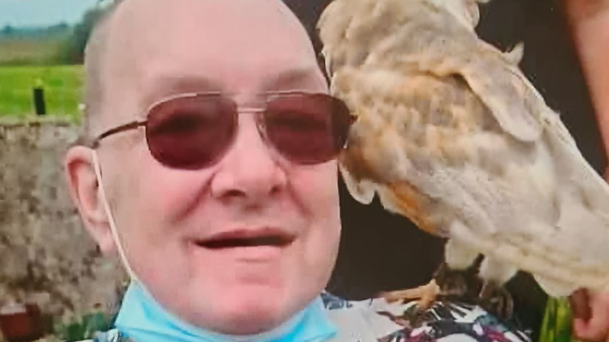 Mężczyzna zaatakowany przez kurczaka