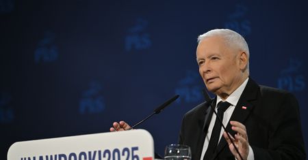 Wpadka Kaczyńskiego, salwa śmiechu na sali. Sam Kaczyński skomentował