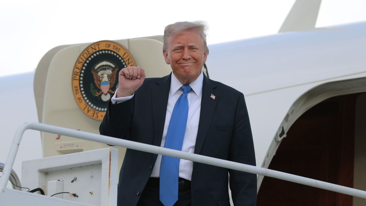 TUSCALOOSA, ALABAMA - MAY 01: U.S. President Donald Trump disembarks from Air Force One at Tuscaloosa National Airport on May 01, 2025 in Tuscaloosa, Alabama. Trump will be addressing graduating students at the University of Alabama. (Photo by Anna Moneymaker/Getty Images)