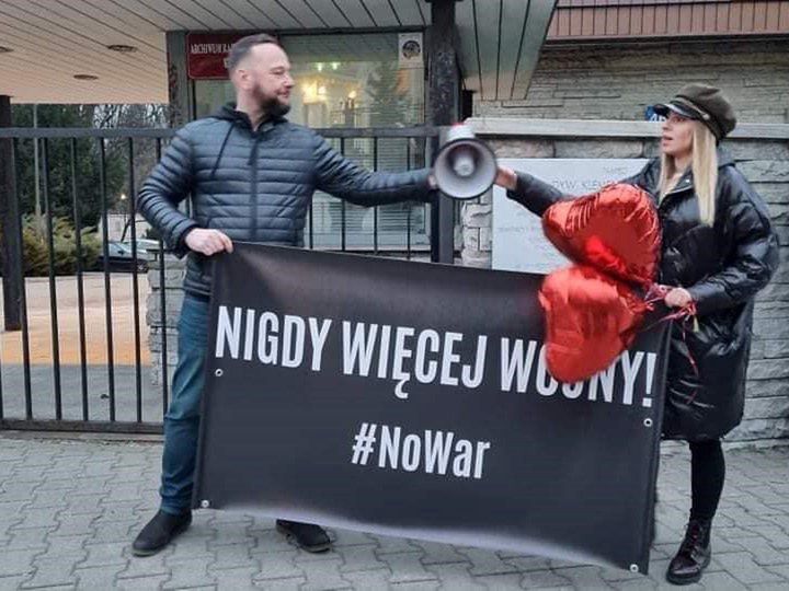 Roman Osica wraz z partnerką protestowali pod siedzibą Ambasady Rosji 