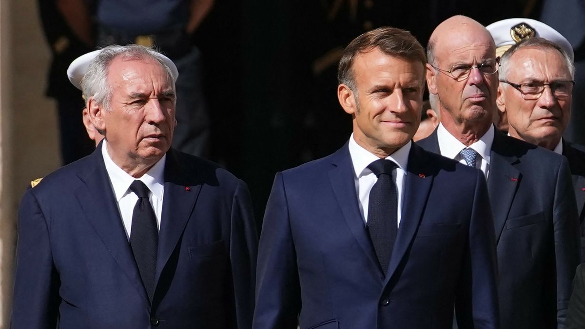 Francois Bayrou (po lewej) Emmanuel Macron (po prawej)