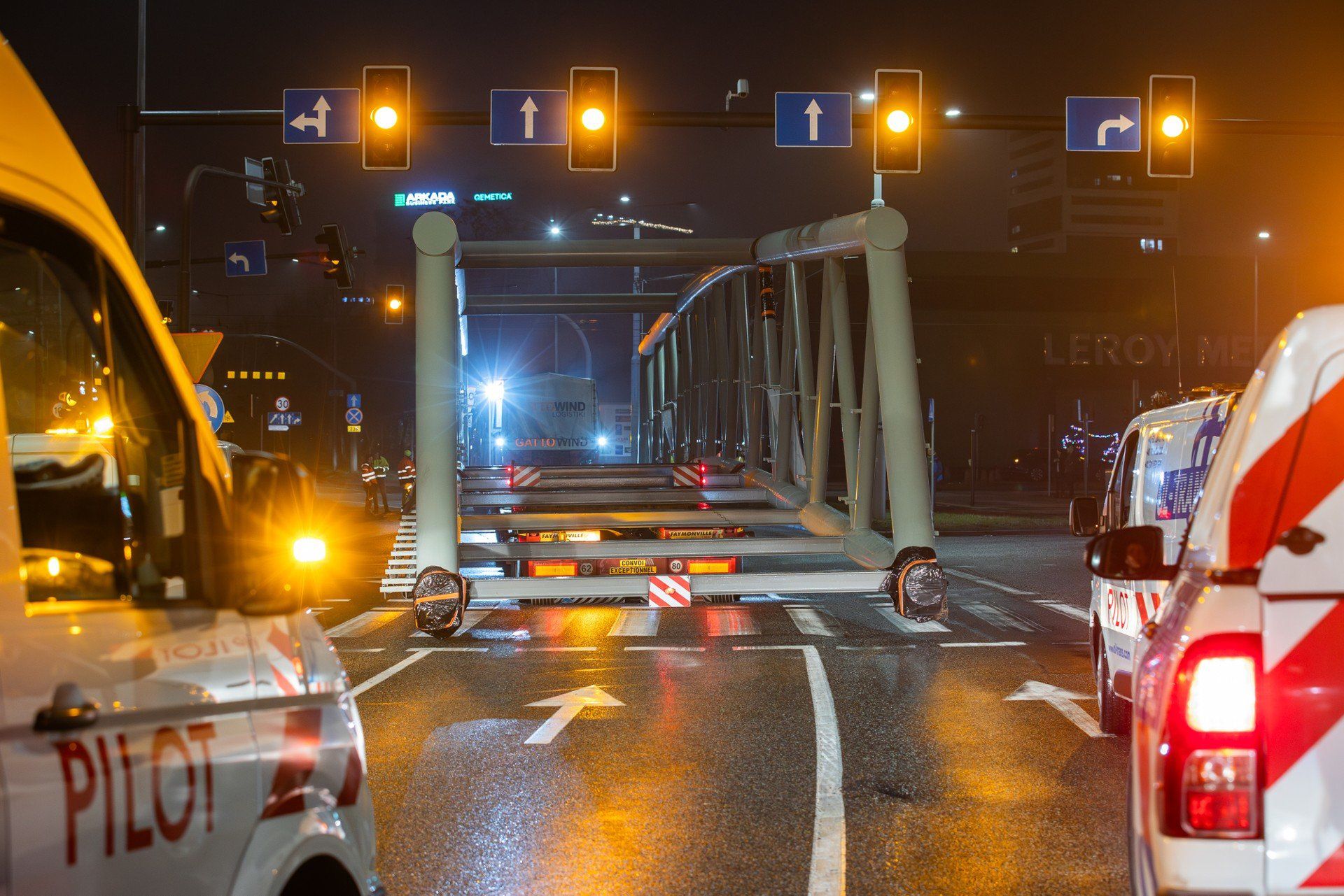 Transport konstrukcji to skomplikowana operacja logistyczna.