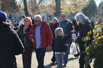 Tarnobrzeg: Wszystkich Świętych 2025. 27. kwesta, zbierali datki na renowację zabytkowych nagrobków cmentarza na Piaskach w Miechocinie